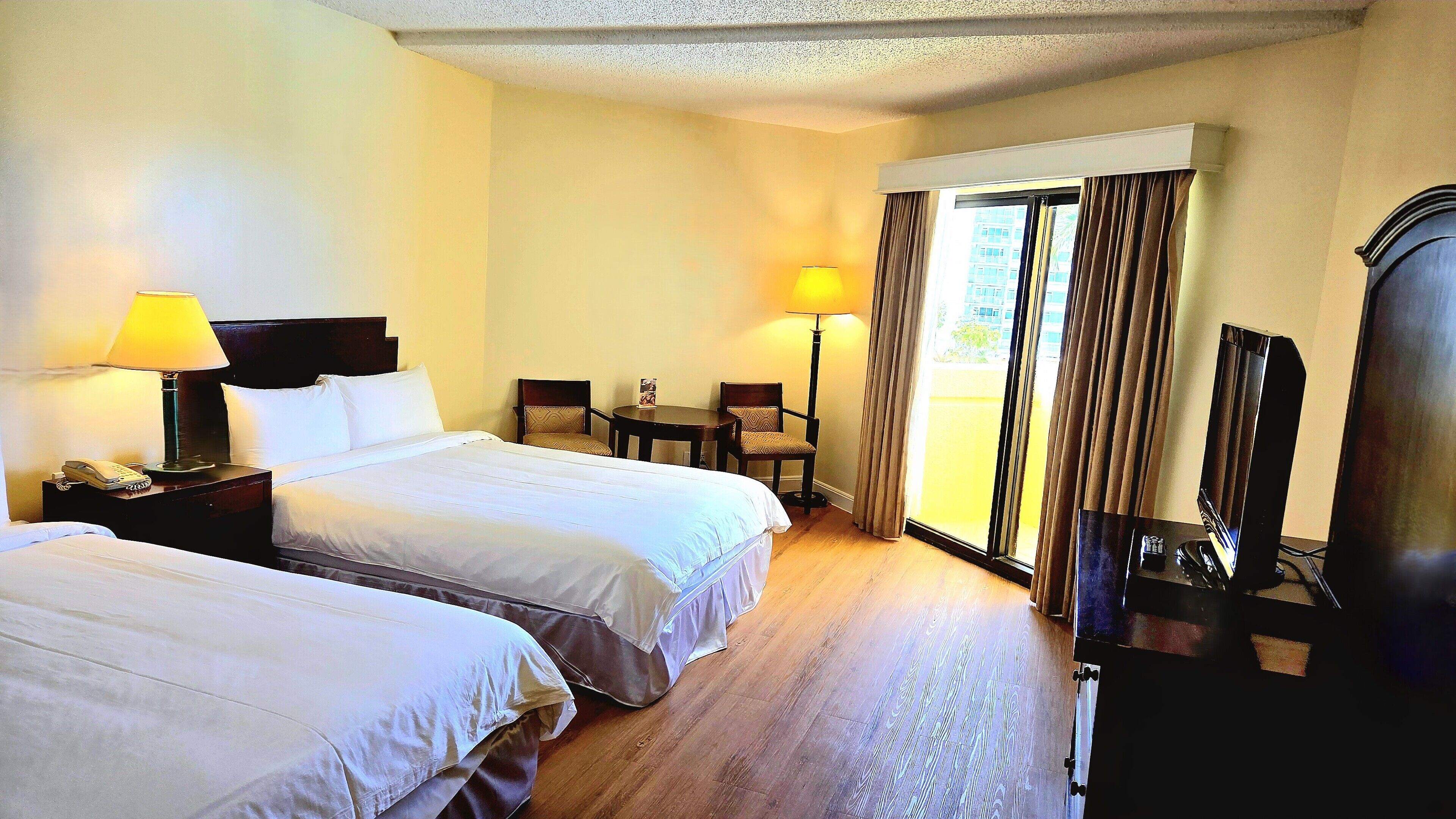 Standard Double City View | Caja fuerte, cortinas opacas, tabla de planchar con plancha