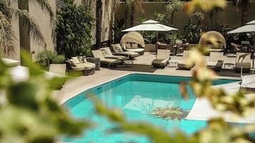 Piscina all'aperto, lettini