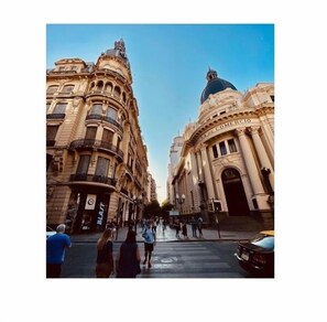 A street view with historic buildings, a crosswalk, and pedestrians. - Holiday Inn Rosario by IHG (Rosario)