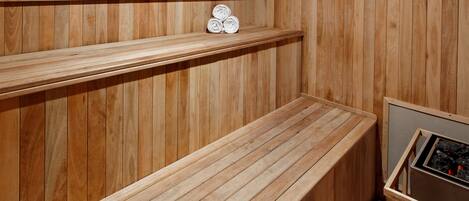 Una sauna de madera con bancos y un calentador de sauna.