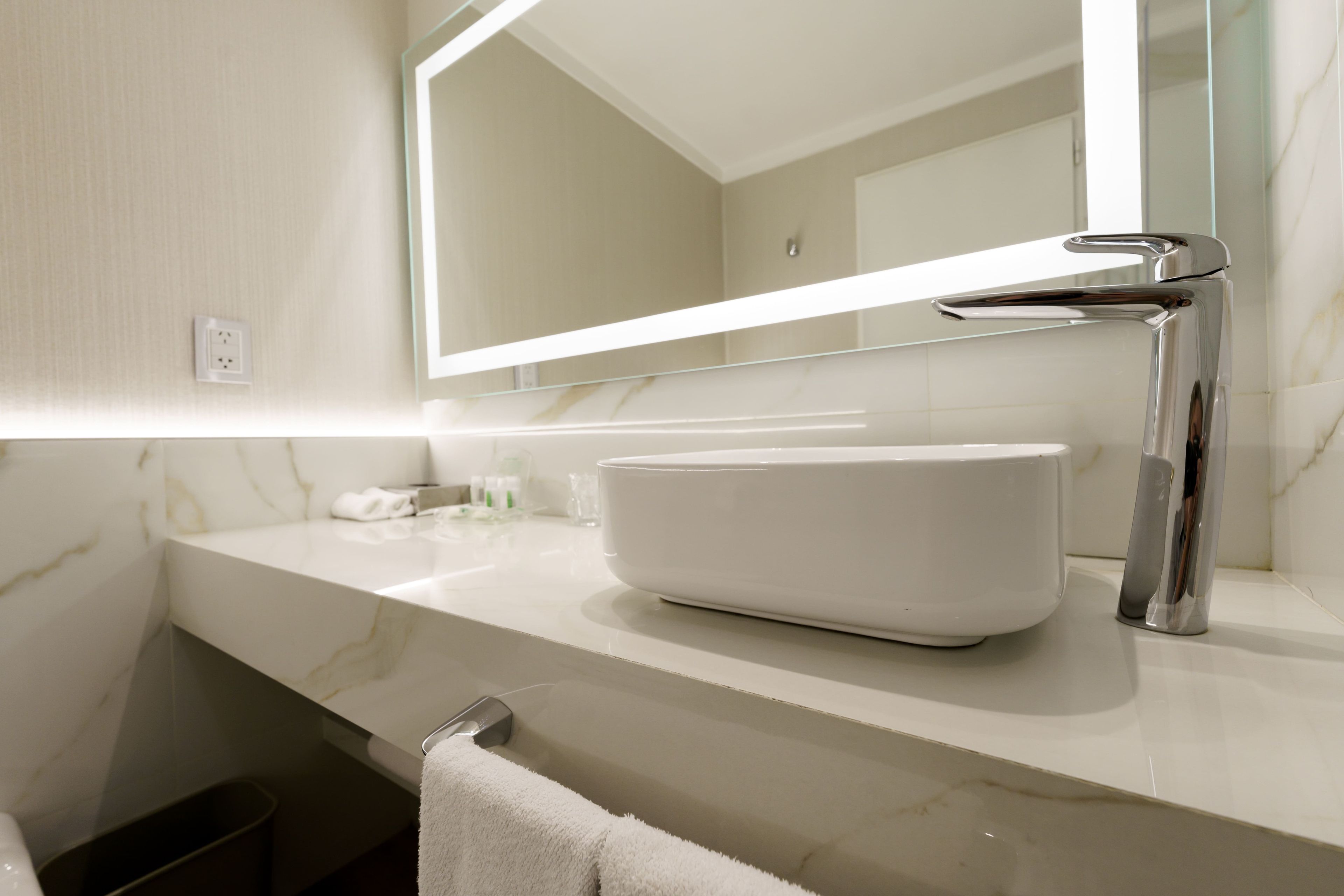 Combined shower/tub, free toiletries, hair dryer, bidet