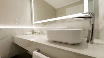 Combined shower/tub, free toiletries, hair dryer, bidet