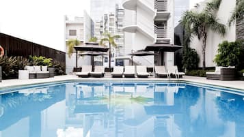 Piscine extérieure, chaises longues