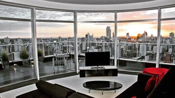 Suite, 1 trÚs grand lit, balcon | Minibar, coffres-forts dans les chambres, bureau, chambres insonorisées