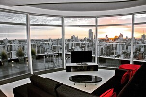 Minibar, caja de seguridad en la habitación y escritorio 