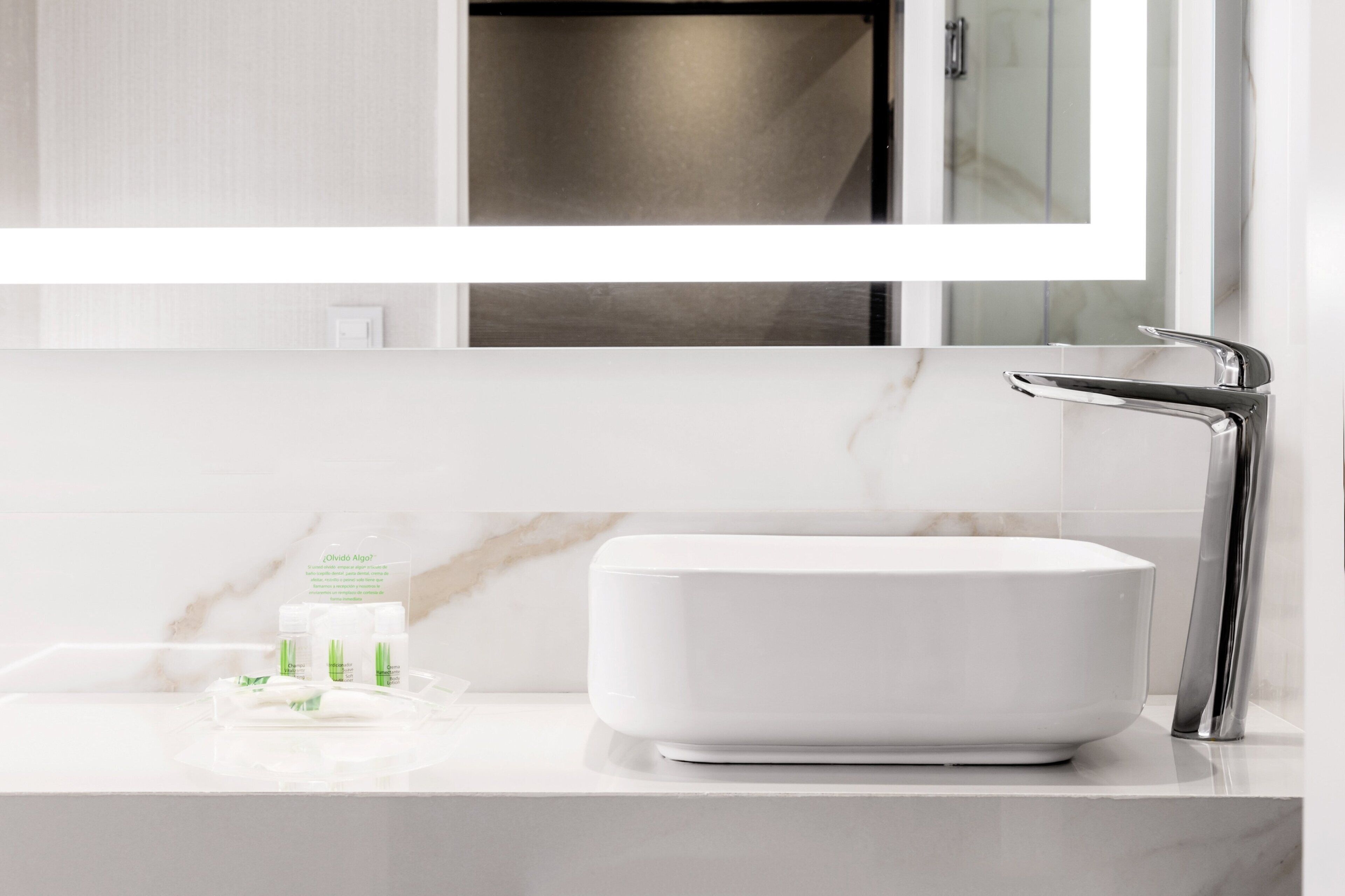 combined shower/bathtub, free toiletries, hair dryer, bidet