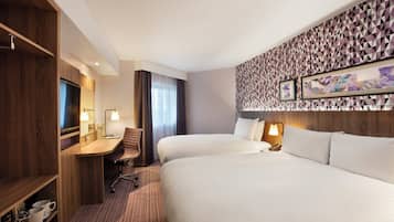 مكتب ومساحة عمل للكمبيوتر المحمول وستائر تعتيم وتجهيزات عازلة للصوت