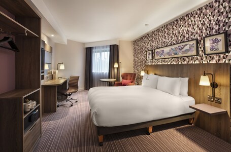 Leonardo London Heathrow Airport - view 3