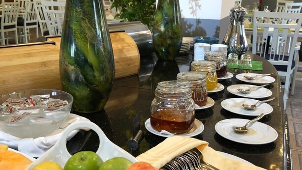 朝食、ランチ、ディナーに営業