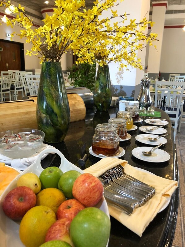 Breakfast, lunch, dinner served; garden views - Hotel Al Madinah Holiday (Muscat)