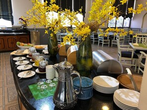 Petit-déjeuner, déjeuner et dîner servis sur place, vue sur le jardin