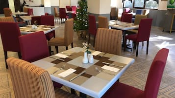 Frukost och lunch serveras, med utsikt mot trÀdgÄrden