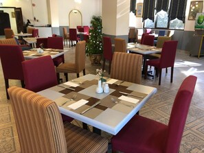 Breakfast, lunch, dinner served; garden views - Hotel Al Madinah Holiday (Muscat)