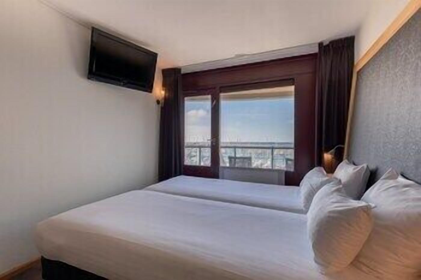 Ropa de cama de alta calidad y minibar 