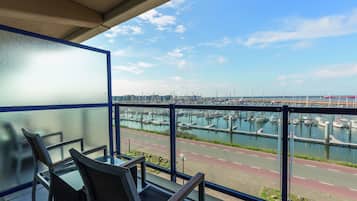 Een minibar, een kluis op de kamer, een bureau, een laptopwerkplek