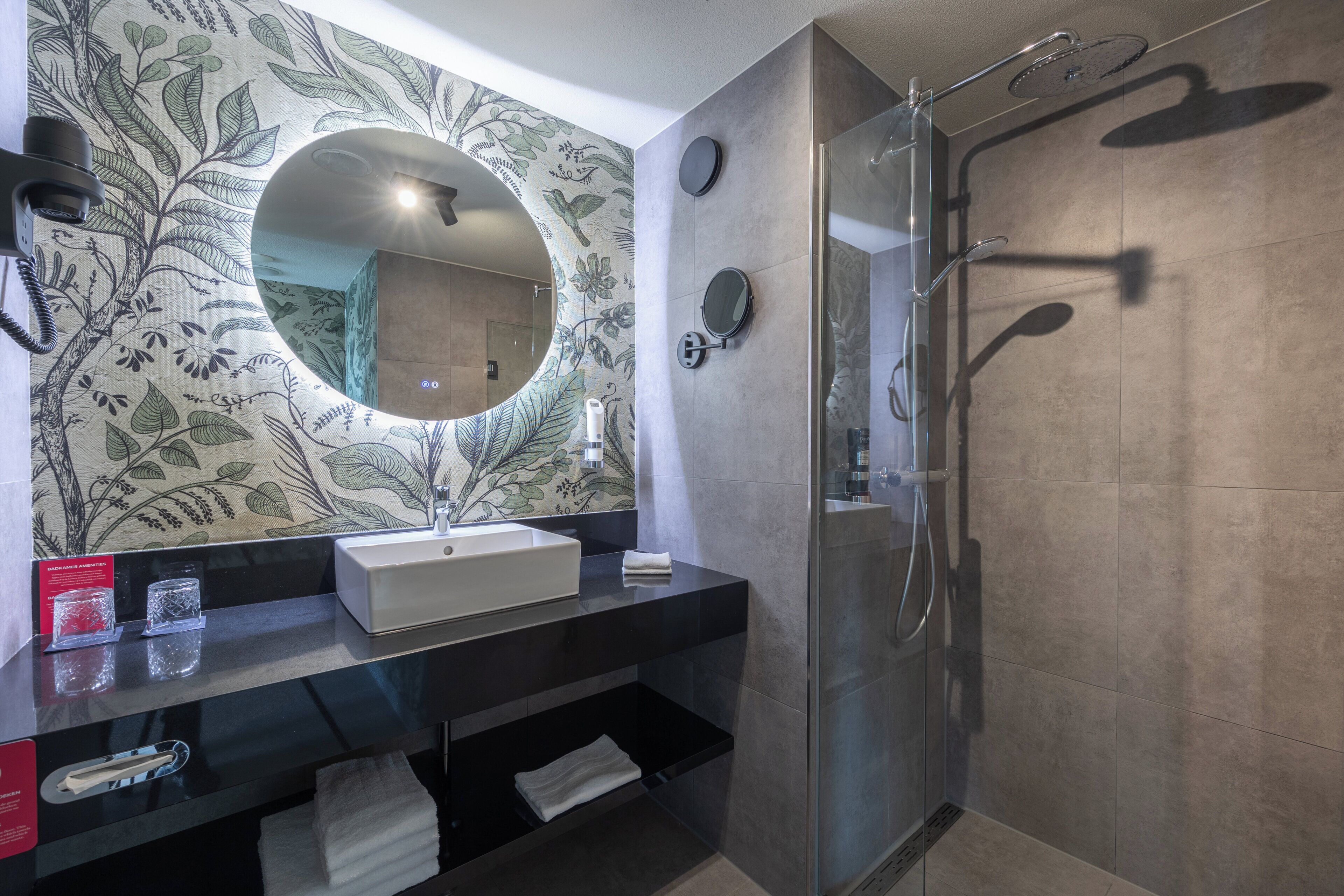 Wellness Suite, 1 Double Bed | Badezimmer | Duschwanne, umweltfreundliche Kosmetikartikel, Haartrockner, Handtücher
