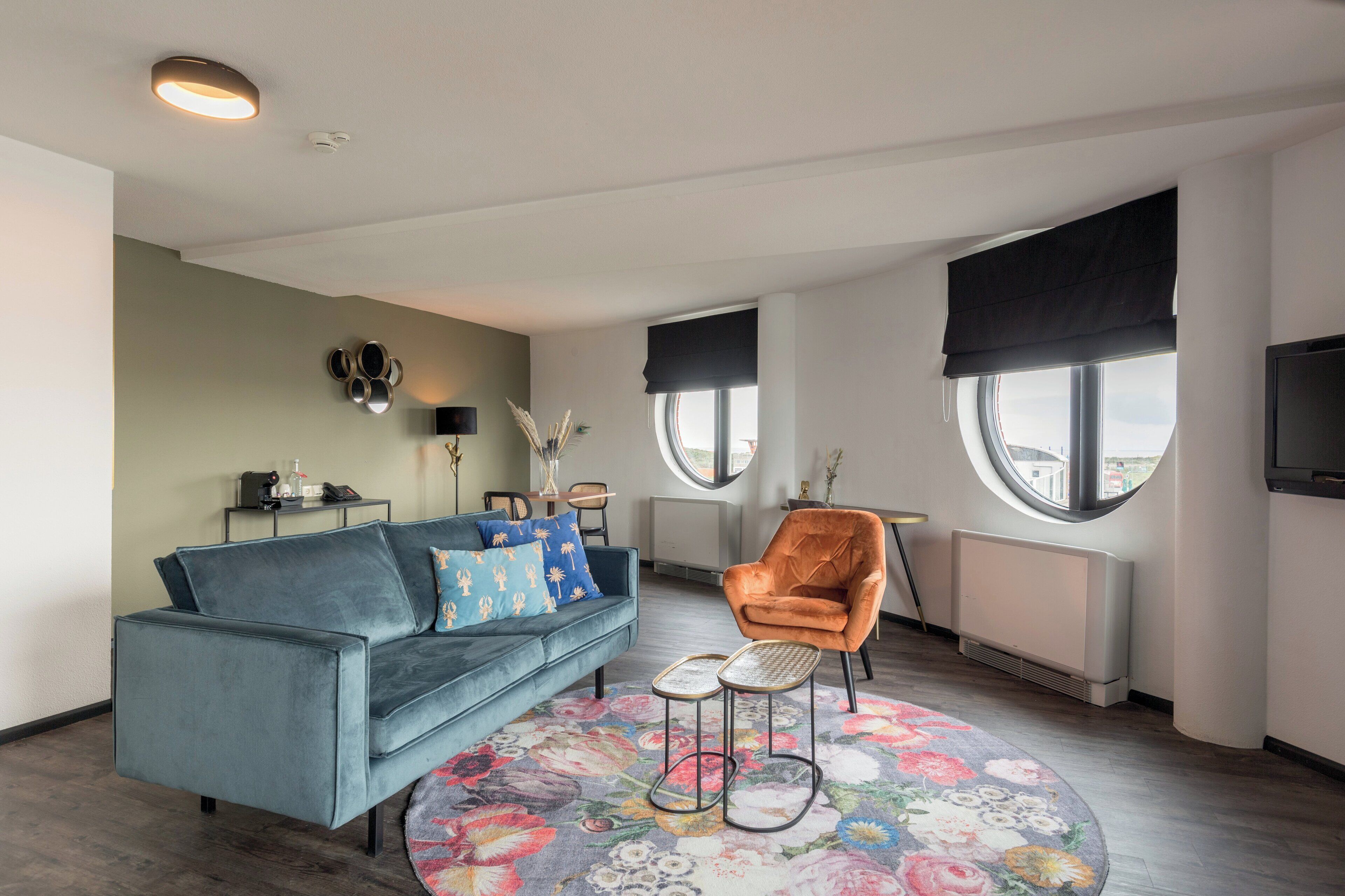 Suite | Minibar, safe på rommet, skrivebord og skrivebord for bærbar PC