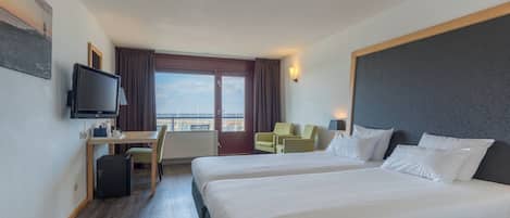 Chambre Deluxe | Minibar, coffres-forts dans les chambres, bureau