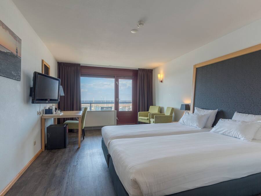 Deluxe Room | Bar mini, peti besi dalam bilik, meja, ruang kerja komputer riba