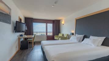1 kamar tidur, minibar, brankas, dan meja kerja