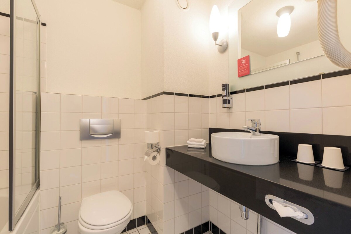 Badkamer | Een bad/douchecombinatie,  milieuvriendelijk toiletgerief