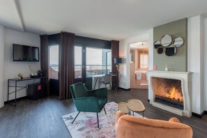 Minibar, in-room safe, desk, laptop workspace