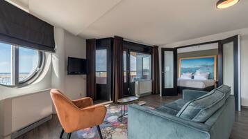 Een minibar, een kluis op de kamer, een bureau, een laptopwerkplek