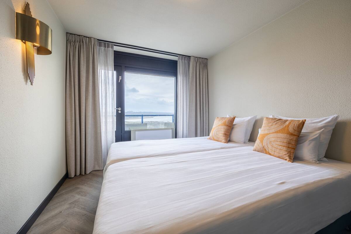 ห้องคอมฟอร์ท (1 Double Bed, 1 Twin Bed) | เครื่องนอนระดับพรีเมียม, มินิบาร์, ตู้นิรภัยในห้องพัก, โต๊ะทำงาน