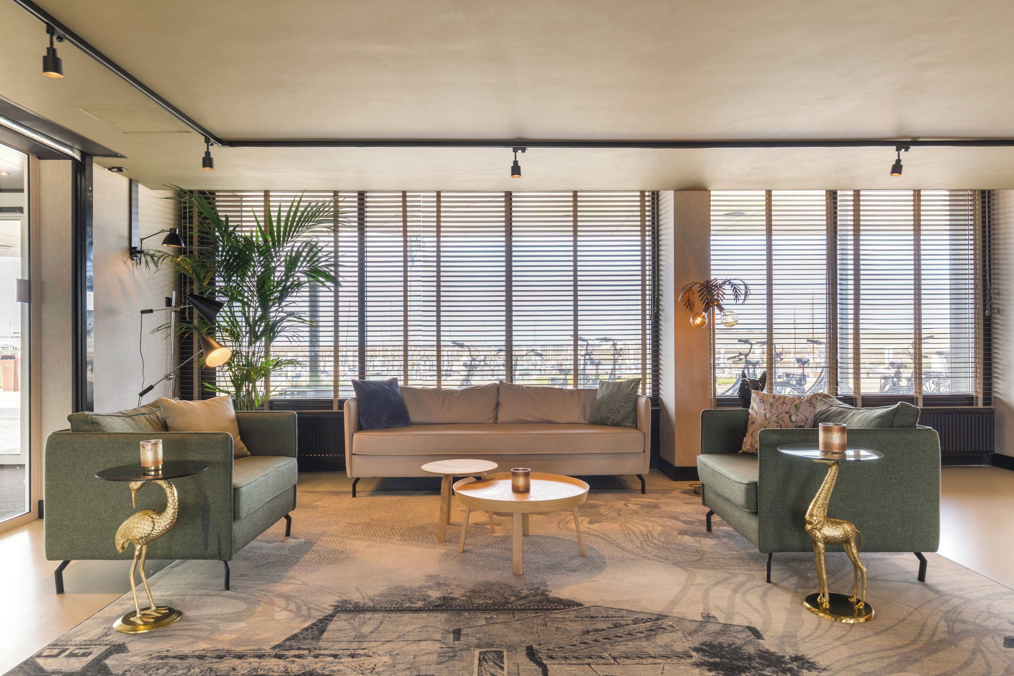 Een moderne woonkamer met een zithoek, een salontafel en decoratieve lampen.