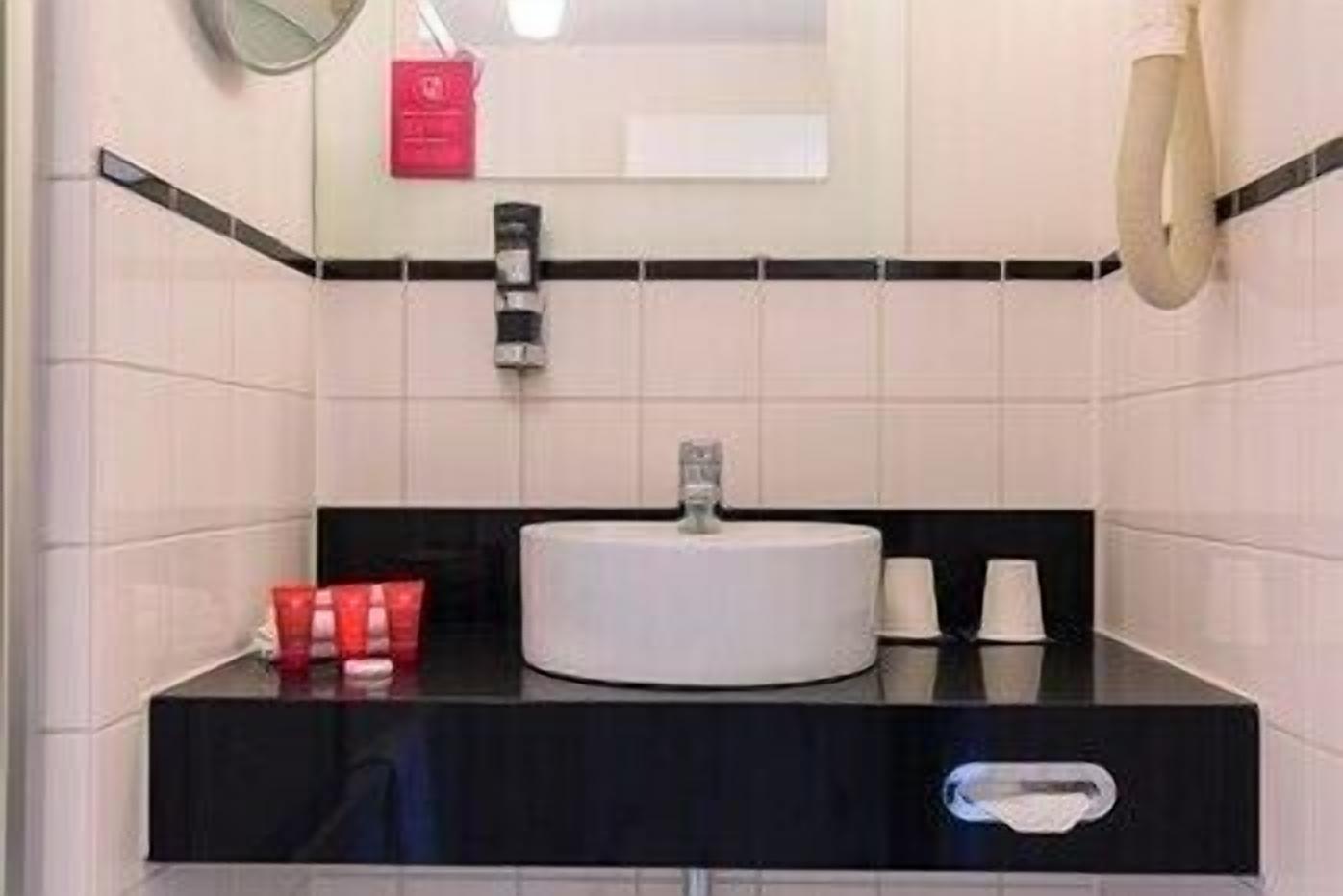 Bathroom | Combined shower/tub, eco-friendly toiletries, hair dryer, towels
