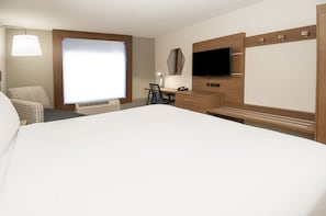 Cofres nos quartos, escrivaninha, cortinas blackout