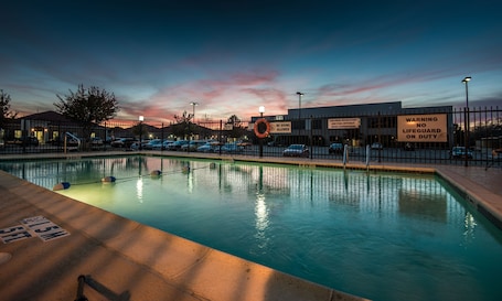 Una piscina al aire libre, sillones reclinables de piscina. Holiday Inn Express & Suites Plano West - Frisco by IHG