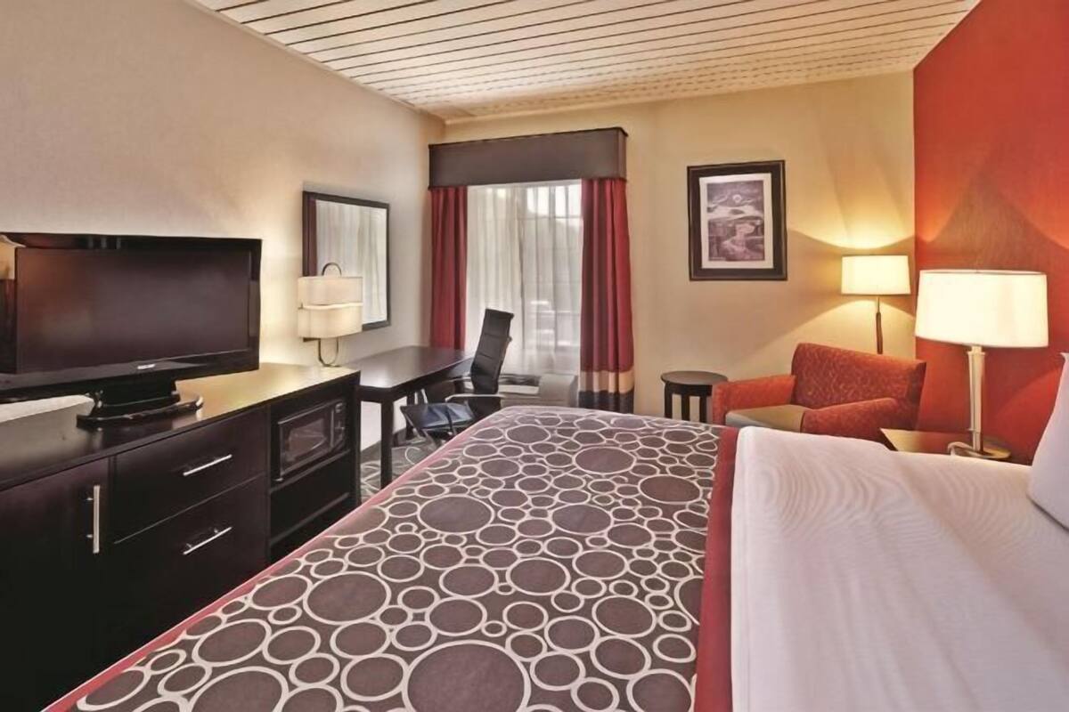 Pillowtop beds, desk, iron/ironing board, free cribs/infant beds