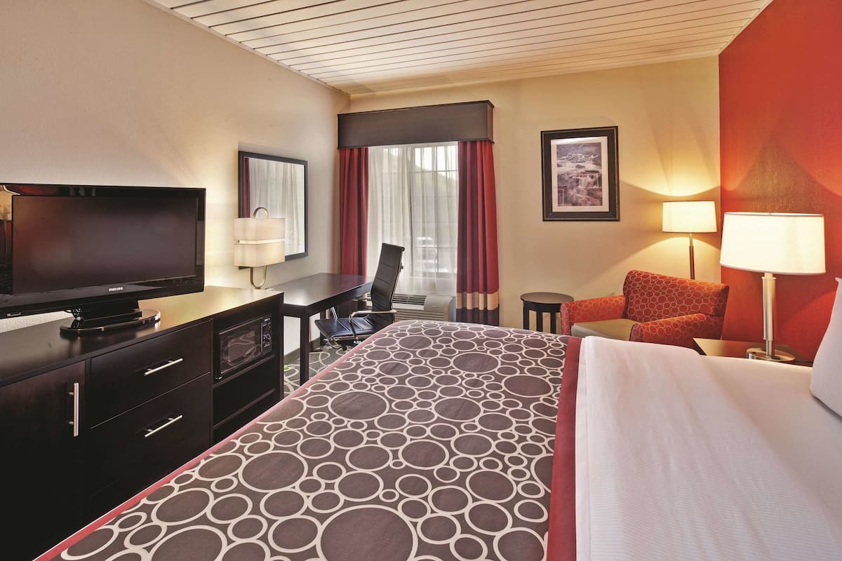 Camas con pillow-top, escritorio y tabla de planchar con plancha