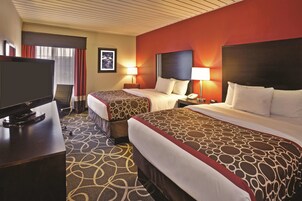 Quarto, 2 camas Queen, para não fumantes | Camas com colchões pillow-top, escrivaninha