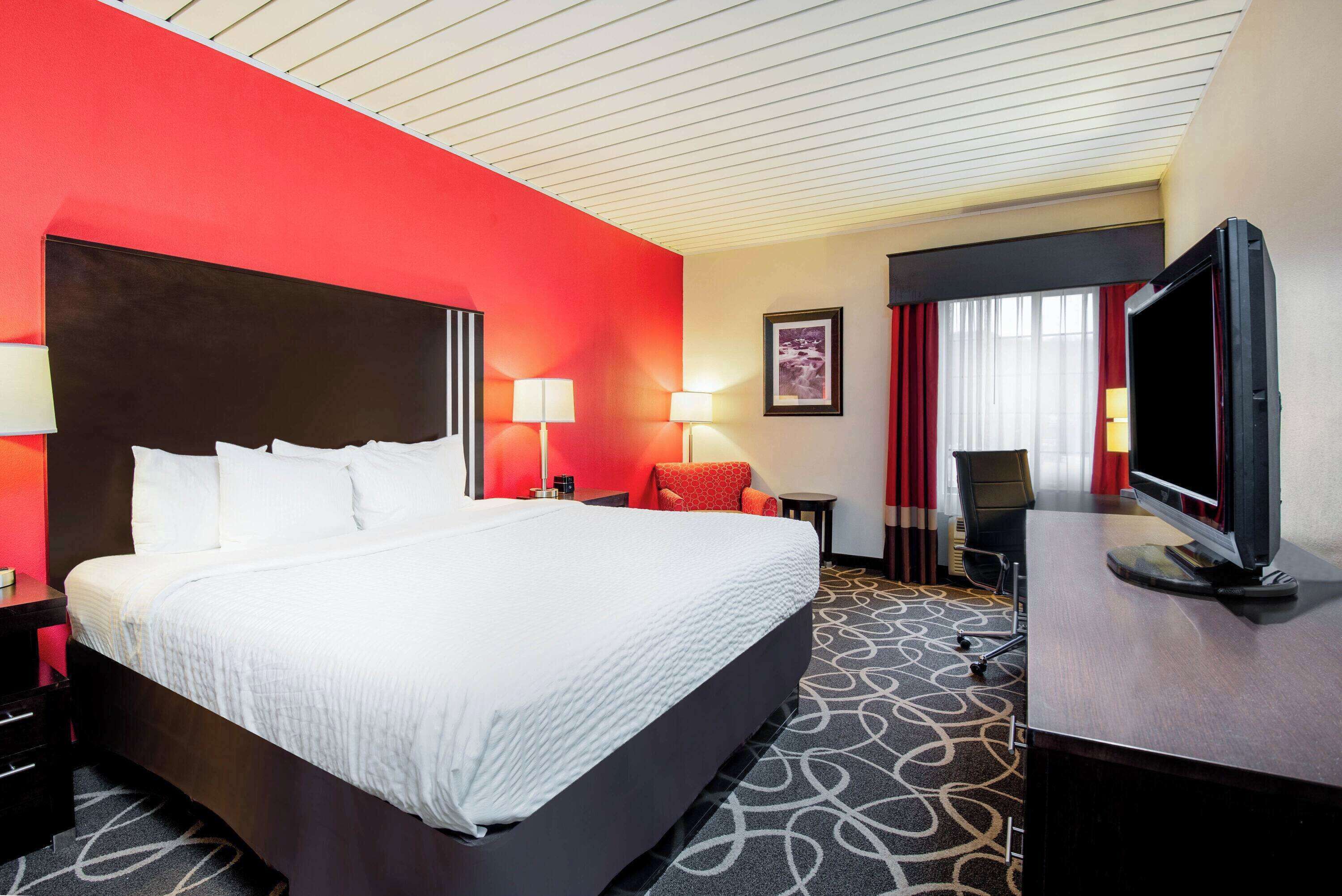 room, 1 king bed, accessible, non smoking (mobility, bathtub w/grab bars) | pillow-top beds, desk, iron/ironing board, free cots/infant beds