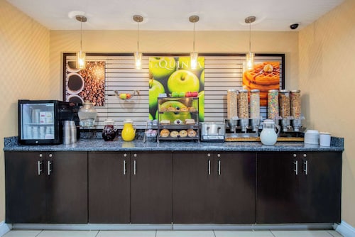 La Quinta Inn & Suites by Wyndham Elkview - Charleston NE