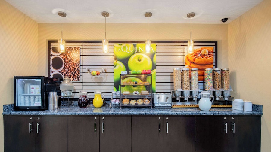 La Quinta Inn & Suites by Wyndham Elkview - Charleston NE