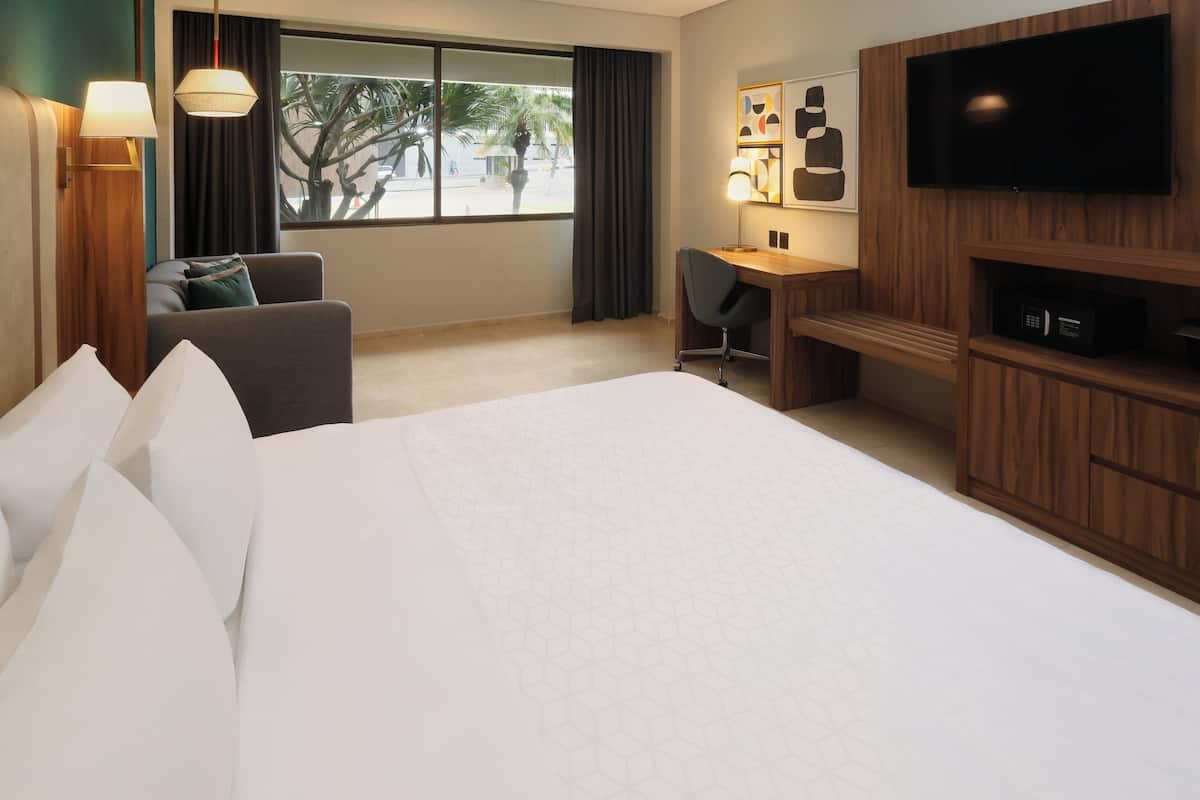 Standard Room, 1 King Bed | In-room safe, desk, iron/ironing board, free cribs/infant beds