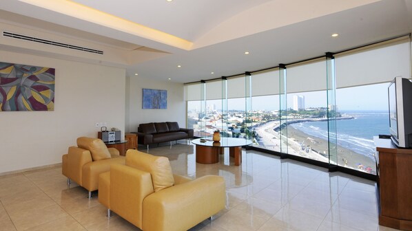 客房内保险箱、办公桌、熨斗/熨衣板、免费婴儿床