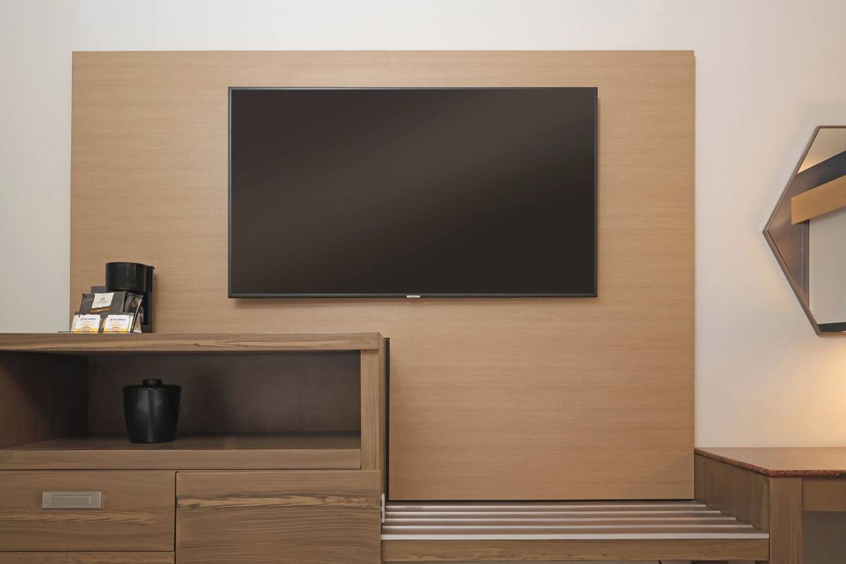 Standard Room | In-room safe, desk, iron/ironing board, cribs (free)