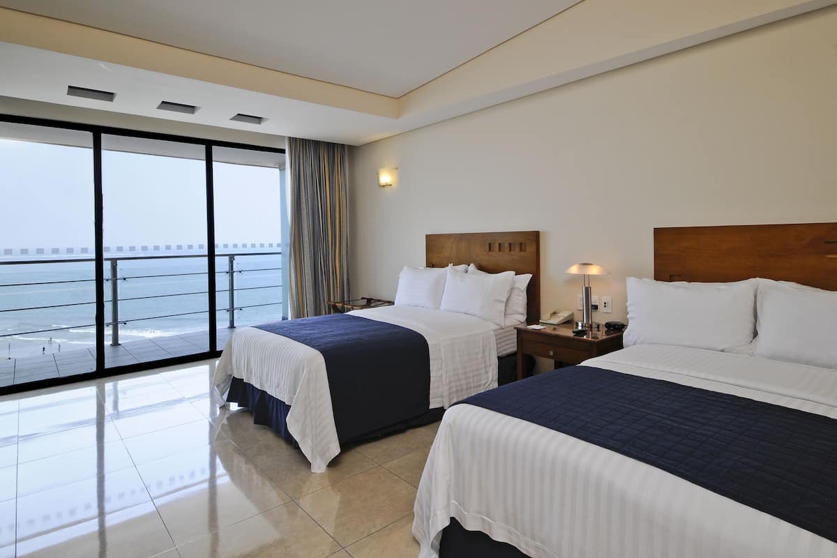 Caja fuerte, escritorio, tabla de planchar con plancha y cunas gratuitas