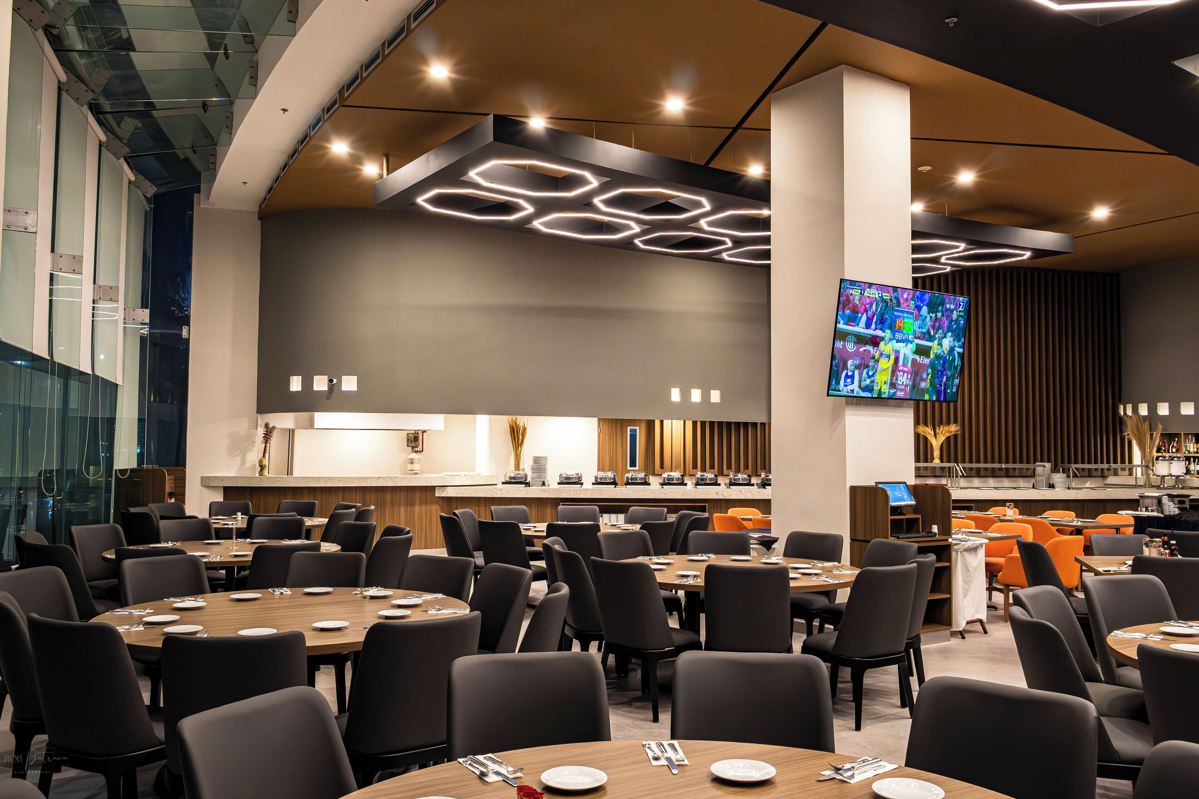 breakfast, lunch, dinner served; international cuisine