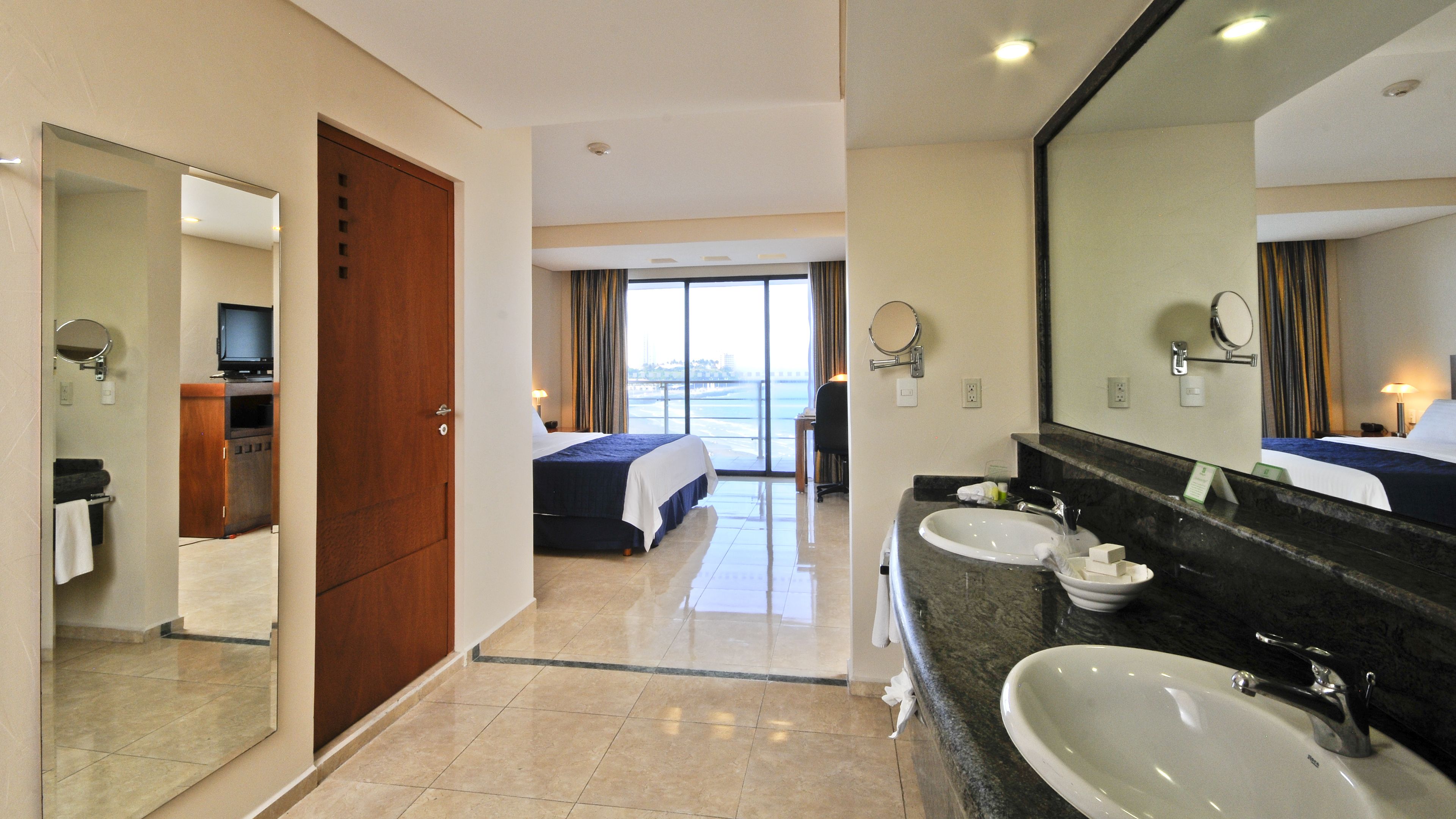 Toalettartikler (inkludert), hårføner og håndklær