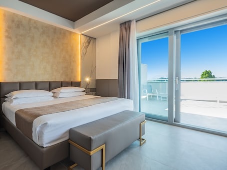 Down comforters, minibar, in-room safe, desk. Hotel Bologna Airport