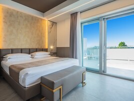 Edredón, minibar, caja de seguridad en la habitación y escritorio 