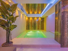 Sauna, hot tub, steam room