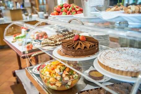 Daily buffet breakfast for a fee. Hotel Bologna Airport