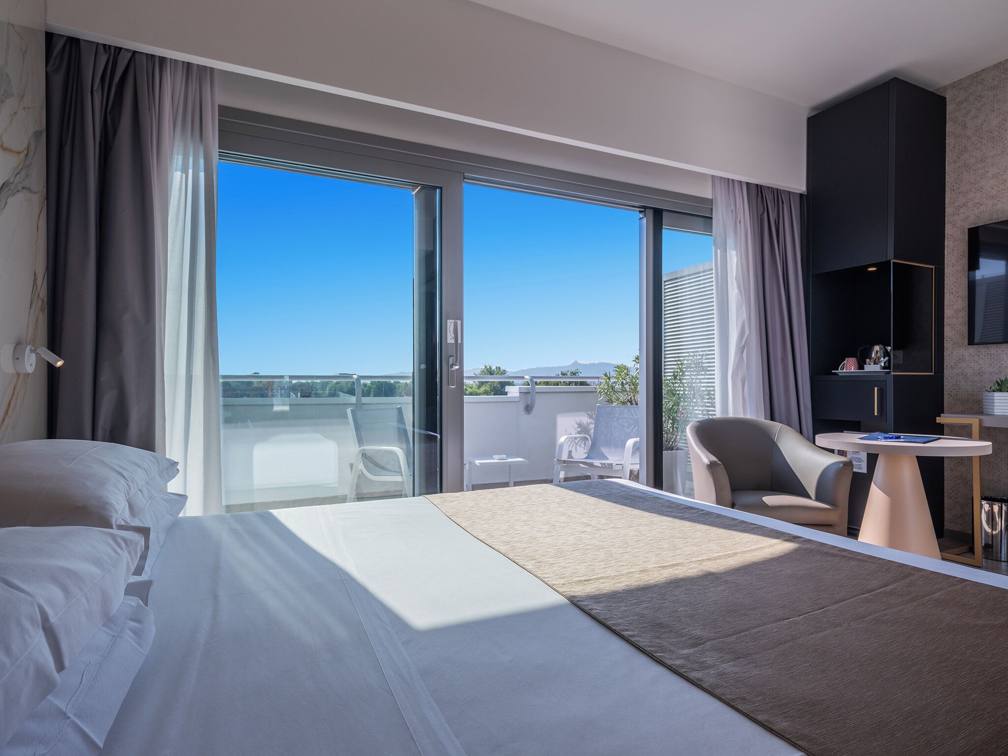 Daunenbettdecken, Minibar, Zimmersafe, Schreibtisch