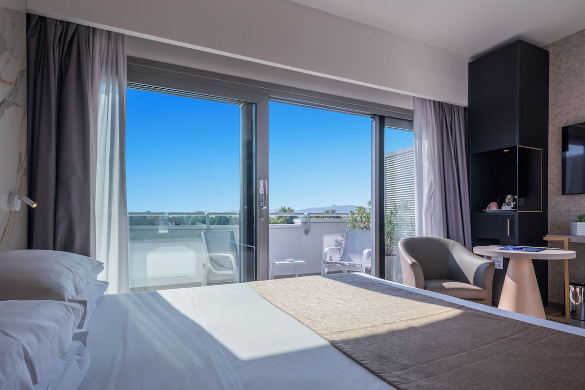 Down duvets, minibar, in-room safe, desk